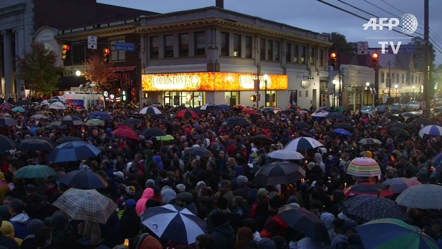 Hundreds gather to hold vigil after synagaogue shooting