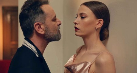 Скачать видео: Serenay Sarıkaya, Fi Dizisindeki Dans Antrenmanlarına Nefret Ederek Gittiğini İtiraf Etti