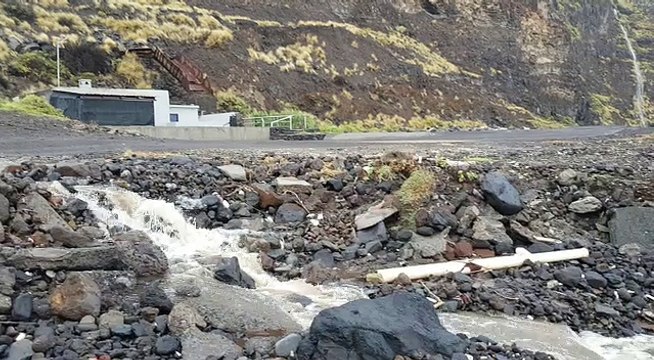 La lluvia provoca inundaciones en algunos comercios y desborda las alcantarillas
