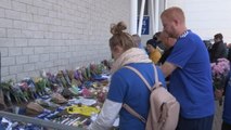 Leicester - Les supporters se recueillent devant le King Power Stadium