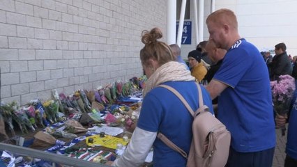 Leicester - Les supporters se recueillent devant le King Power Stadium