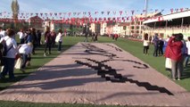 132 kadın 4 bin 356 motiften oluşan dev Atatürk imzası ördü