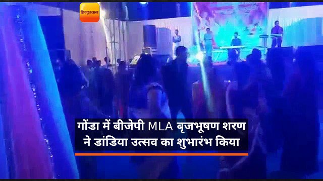 अतिथि बन गरबा नाईट में पहुंचे बीजेपी विधायक, महिलाओं संग खेला डांडिया