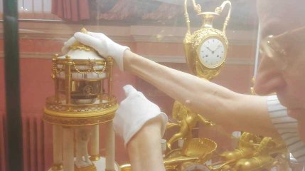 Au Musée Duesberg à Mons, le baron remet à l'heure 300 horloges