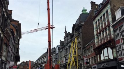 Montage d'une grue tour, pour poursuivre les travaux de transformation de l'Eldorado à Namur