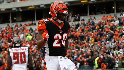 Mixon takes quick handoff for goal-line TD