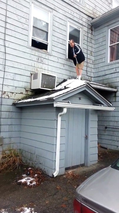 La pire gamelle de la journée... Chute du haut du toit