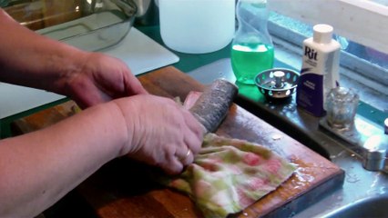 Un poisson sans tête bouge encore sur la planche à decouper... Flippant