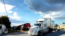 Un camion se fait percuter par un train à un passage à niveau