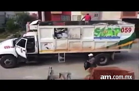 Quand un camion poubelle avance sans chauffeur... Les éboueurs mexicains sont tarés