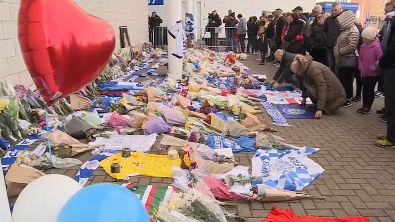 Adeptos do Leicester choram dono do clube