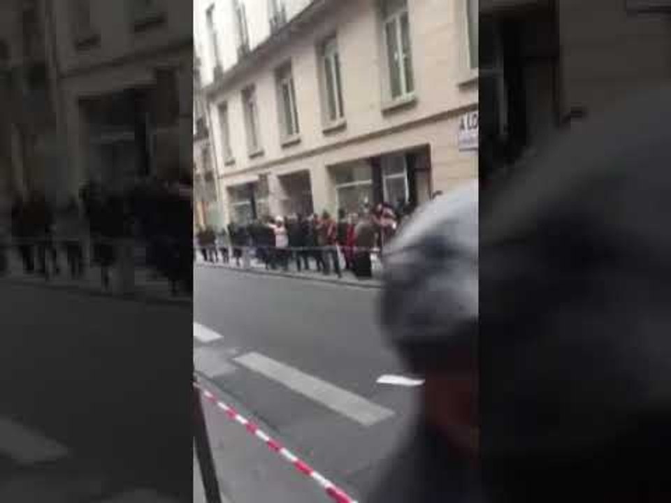 Em Paris, brasileiros gritam 'ele não' na fila de seção eleitoral