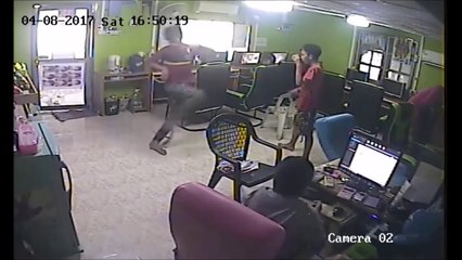 Un serpent attaque un cyber café !