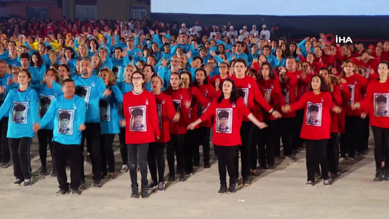 İzmir’de 6 bin kişi ile Atatürk figürü oluşturan gençler görsel şölen sundu