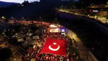 600 metrelik Türk Bayrağı 3 kilometre boyunca eller üzerinde taşındı