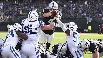 Derek Carr reaches over pile on QB sneak for TD