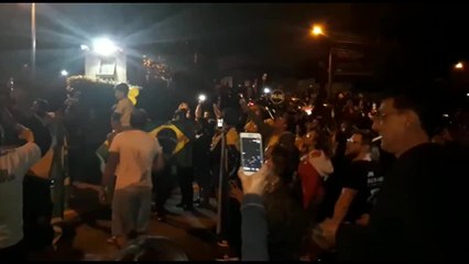 Eleitores cantam o hino na frente da PF