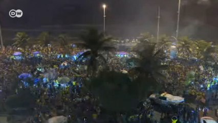 Apoiadores festejam vitória em frente ao condomínio de Bolsonaro