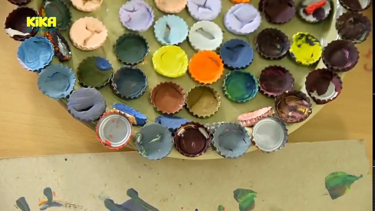 ENE MENE BU - 1460. Yeganeh bastelt mit Kronkorken | Mehr auf KiKA.de