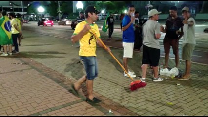 Depois da festa da vitória, eleitores de Bolsonaro limpam o calçadão