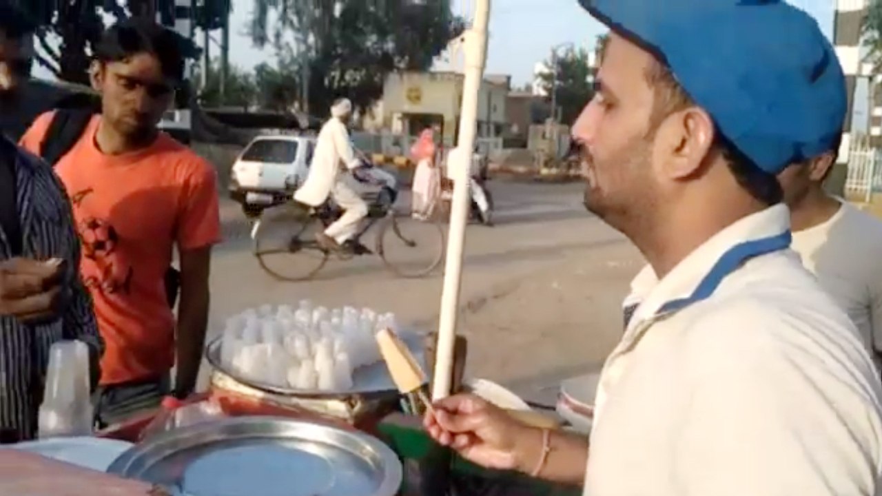 Arjuna Awardee boxer Dinesh Kumar selling ice cream on streets to earn living | OneIndia News