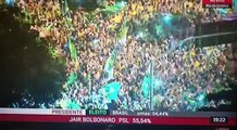 BOMBA!!! Mulher aparece em vídeo com faca em frente a casa de Bolsonaro na comemoração da vitória!!!