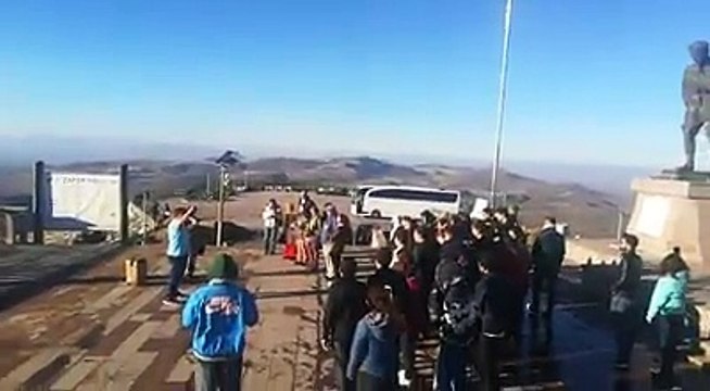 Özel Seymen Anadolu Lisesi-Izmit öğretmenlerinin ve öğrencileri kocatepe de ne mutlu türküm diyene dediler HABİB AKALIN FARKIYLA