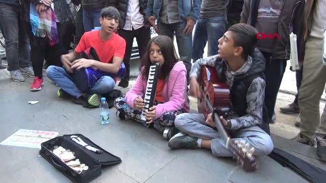 Adana 'Grup Üçkardeşler' Adanalılardan Büyük İlgi Görüyor