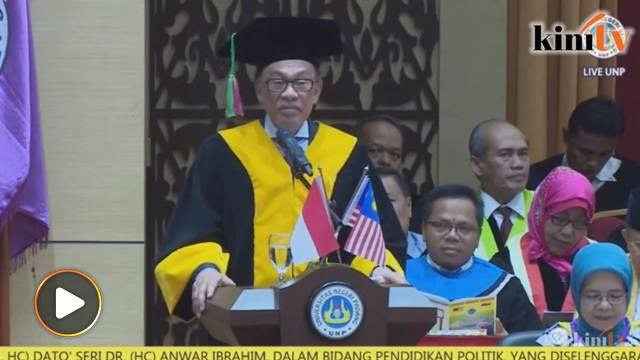 Anwar terima ijazah doktor kehormat