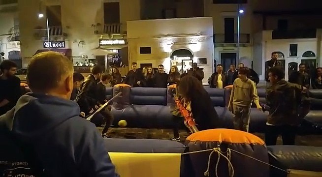 Andria: un calcio balilla umano in Piazza Catuma