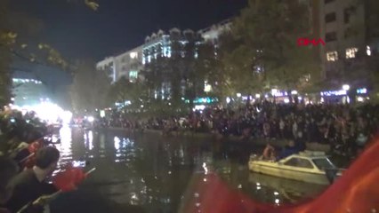Eskişehir Porsuk Çayı'nda Tekneli Fener Alayı