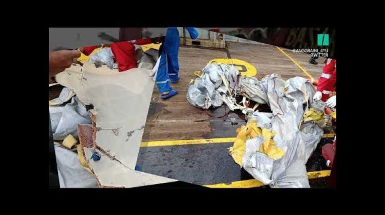 Crash du vol Lion Air: les sauveteurs fouillent les débris