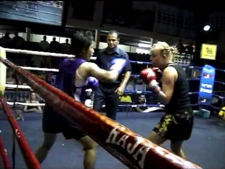 Anna (Tiger Muay Thai) KO s Namfon in 2nd round @ Patong Stadium