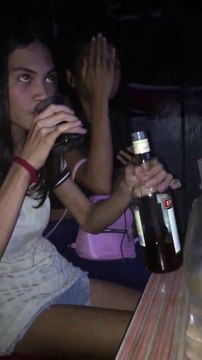 Une fille vide une bouteille d’alcool en peu de temps