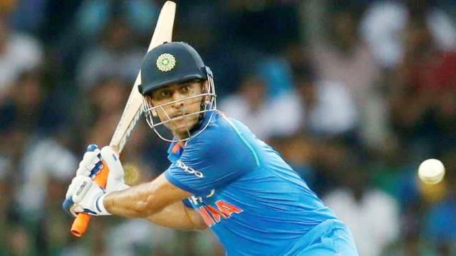 MS Dhoni Ignored by Virat Kohli & Rohit Sharma, Know the Past Connection | वनइंडिया हिंदी