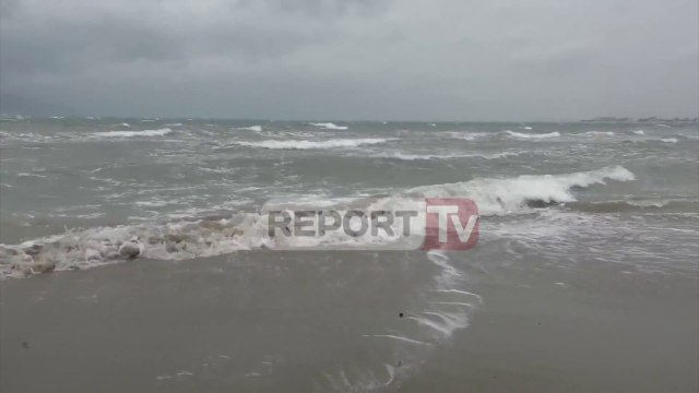 Report TV - Pezullohet lundrimi në Portin e Vlorës, moti i keq dhe era bllokojnë daljen në det