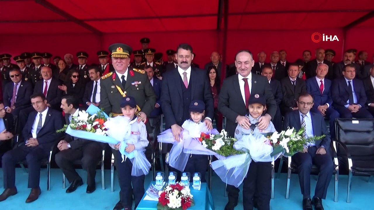 Davullu-zurnalı Cumhuriyet Bayramı coşkusu...29 davulcu ve 29 zurnacı ile İzmir Marşı eşliğinde caddelerde yürüyüş yapıldı