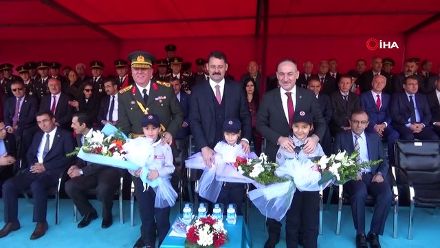 Davullu-zurnalı Cumhuriyet Bayramı coşkusu...29 davulcu ve 29 zurnacı ile İzmir Marşı eşliğinde caddelerde yürüyüş yapıldı