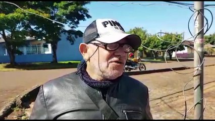 Motociclista sofre queda por causa de fios caídos