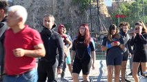 Cumhuriyet Bayramı'nı Denizde Türk Bayrağı Açarak Kutladılar