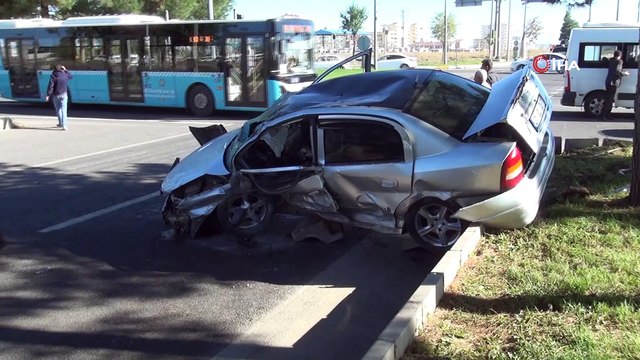Hurdaya dönen araçtan sağ kurtuldular