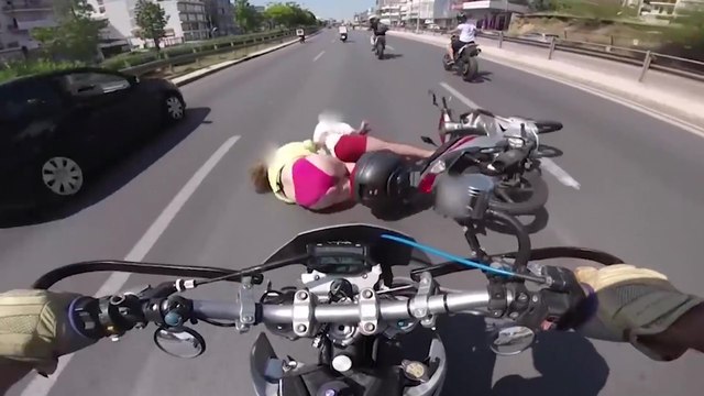 Un couple en scooter chute alors qu'ils sont en maillot de bain