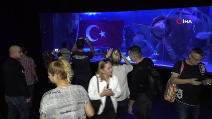 Vatozlar arasında Türk bayrağı açtılar