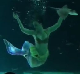 Fransa'nın Le Croisic şehrinde animatör kadın deniz kızı kıyafetiyle gösteri yapıyor