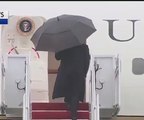 Le président Donald Trump ne sait pas fermer un parapluie