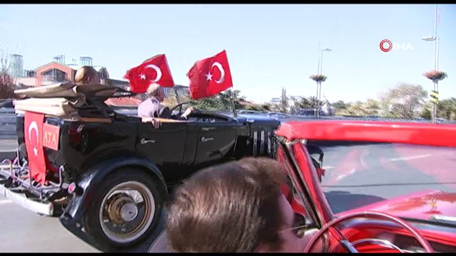 Klasik otomobillerden “Yaşasın Cumhuriyet” konvoyu