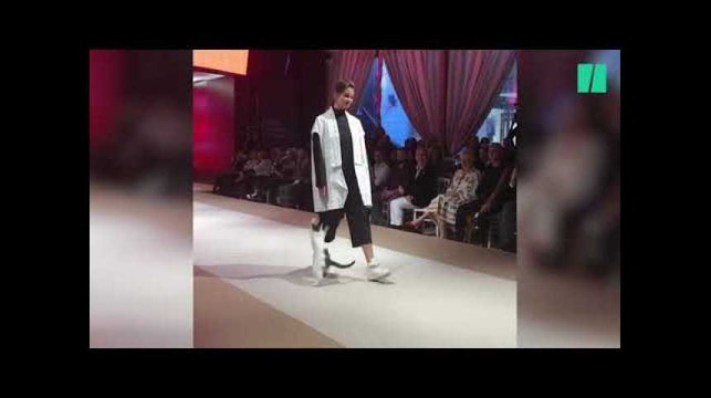 Un chat joue les mannequins sur le podium d'un défilé de mode en Turquie
