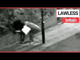 Télécharger la video: Robber DRAGS Woman Across The Road and Steals Her Handbag | SWNS TV