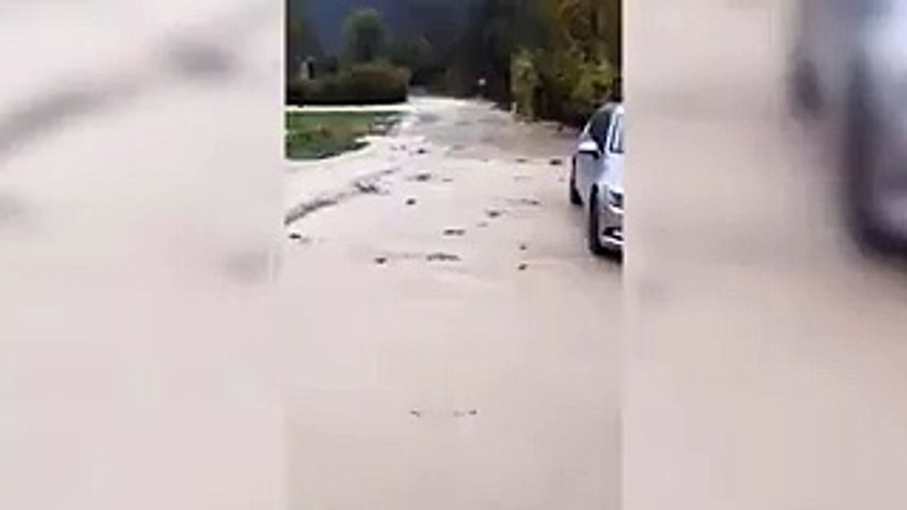 Trentino, esonda il fiume Brenta: a Levico i pesci nuotano in strada