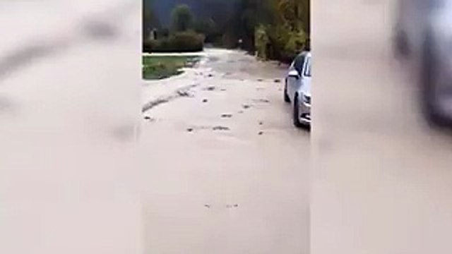 Trentino, esonda il fiume Brenta: a Levico i pesci nuotano in strada